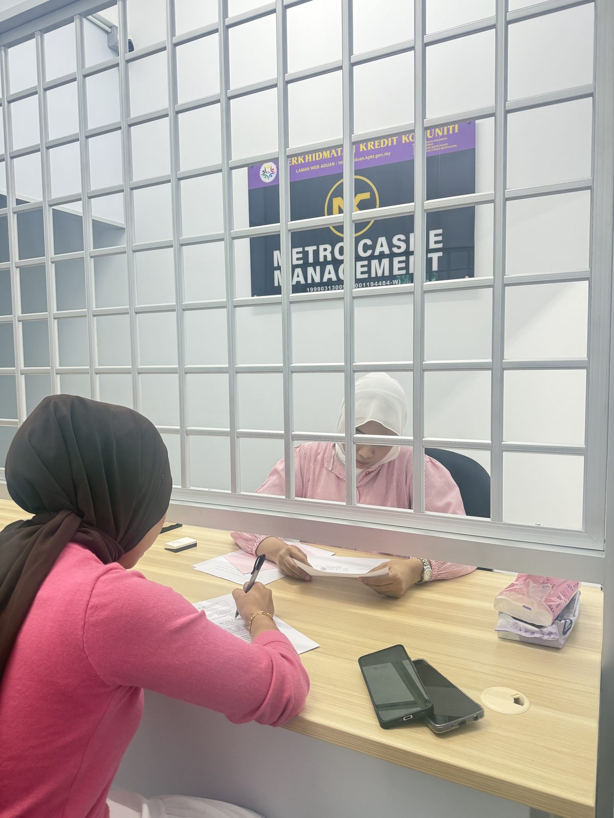 Pegawai Metro Cashe Management melayan pelanggan di kaunter pejabat