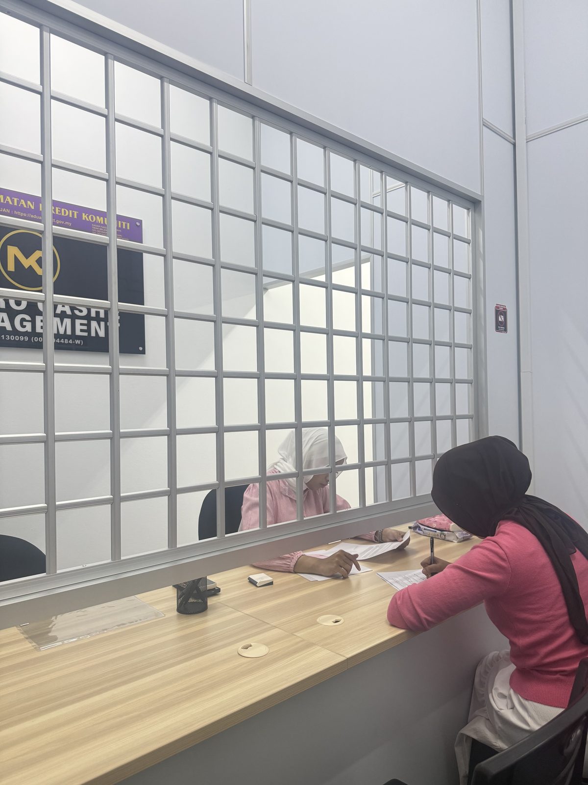 Ruang kaunter pejabat Metro Cashe Management dari dalam