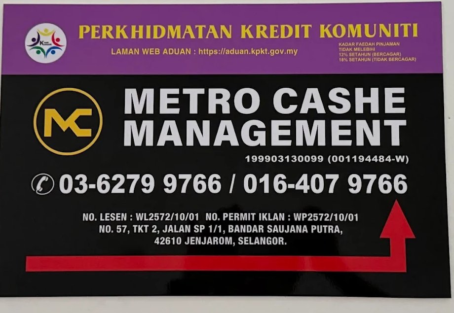 Papan tanda Metro Cashe Management menunjukkan sepanduk Perkhidmatan Kredit Komuniti KPKT, siling kadar faedah, nombor lesen, nombor permit iklan, dan alamat pejabat